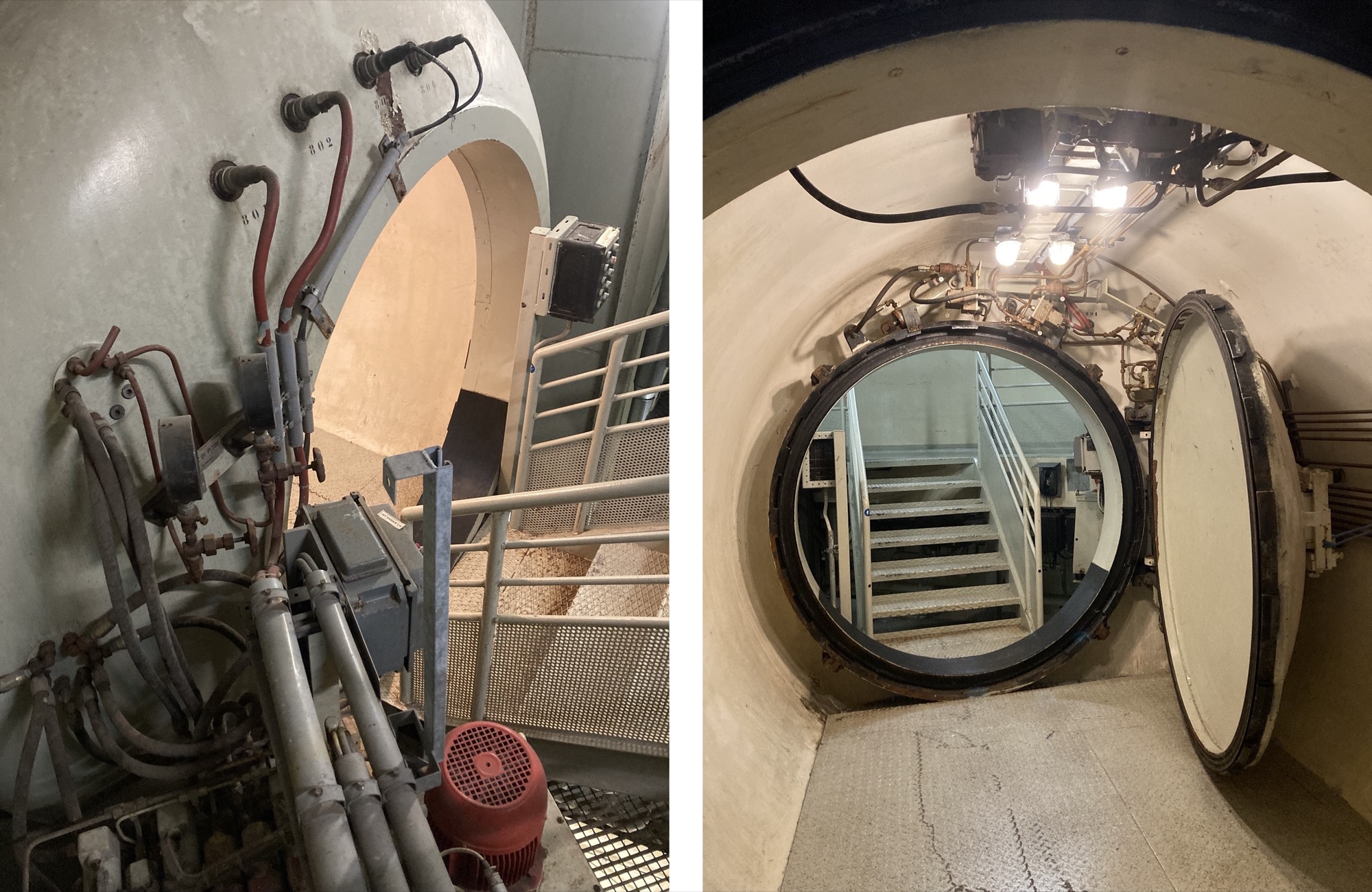 zwei Fotos nebeneinander, links: Eingang zum Raum unter den Steuerstäben, eine Treppe führt in einen runden Eingang zu einem Tunnel, neben der Treppe sind allerlei Rohre und Kabel verlegt, rechts: Einsicht des Eingangs von innen, ein Tunnel mit einer geöffneten kreisförmigen Öffnung