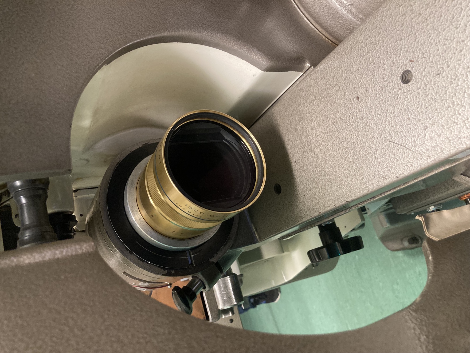 Vorderansicht des goldenen Objektivs