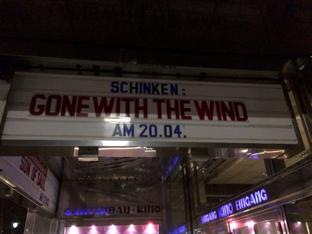 Filmankündigung über dem Eingang des Gartenbaukinos, 3 Zeilen: Schinken, Gone With The Wind, am 20.04.