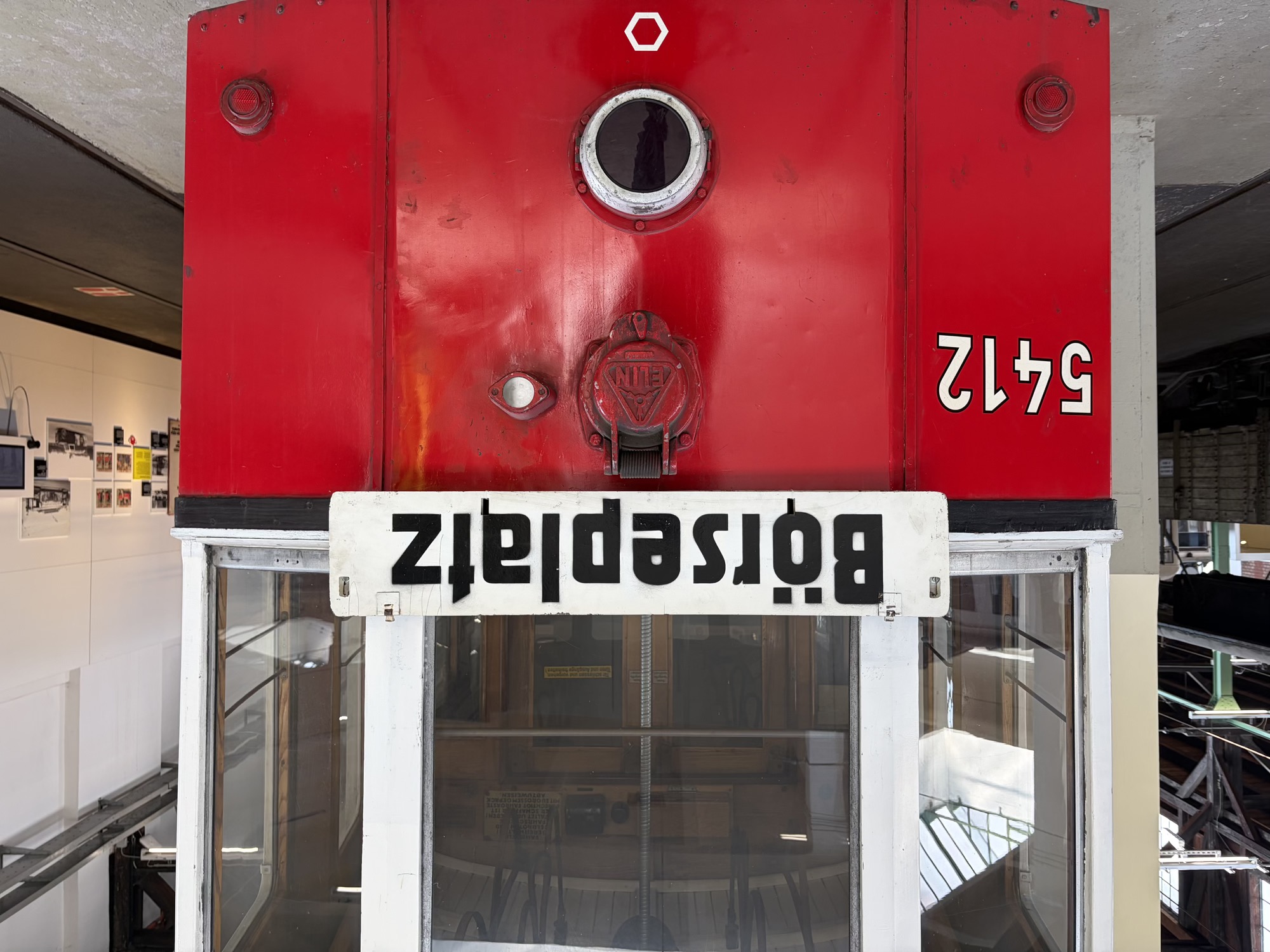 Detailaufnahme einer Straßenbahn mit dem Zielschild „Börseplatz“ in einer eckigen, fetten Schrift auf weißem Grund
